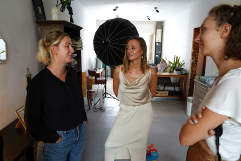 Enkele vrouwen aan het praten tijdens de fotoshoot