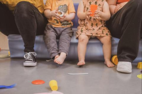 Benen van kinderen die op een bankje zitten