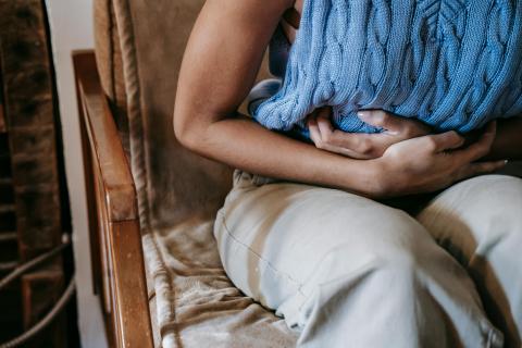 Vrouw die pijn heeft aan haar buik