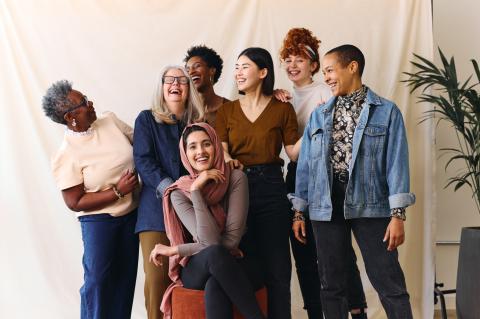 lachende vrouwen in groep