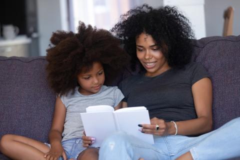 moeder en dochter die een boek lezen