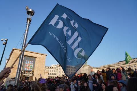 Rebelle vlag tijdens de vrouwenmars in Brussel