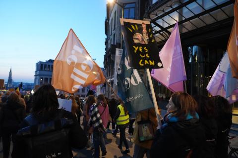 mars protestborden en Rebelle vlag