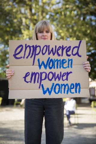 'Empowered women empower women' door Anouck Ampersand