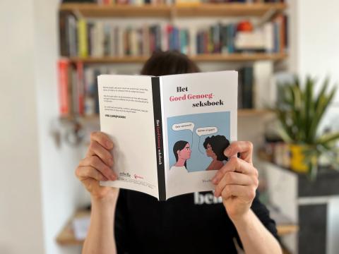 Vrouw die het GGS-boek leest