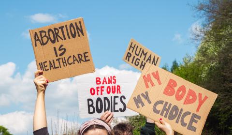 Protestborden met slogans rond abortus