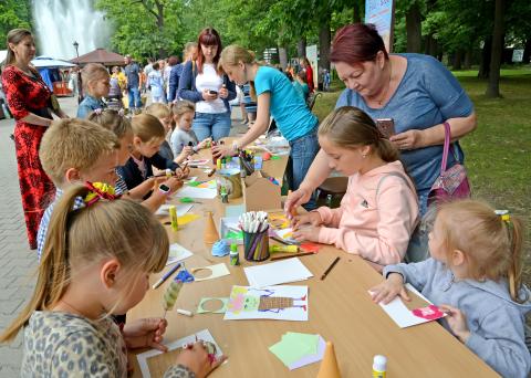 ouders en kinderen tijdens een activiteit tekenen en knutselen