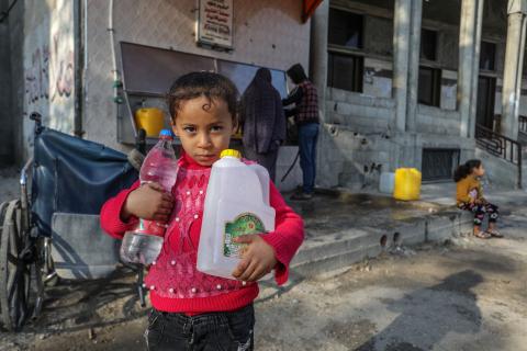 kind met water in Gaza