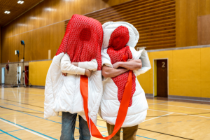 Twee personen in een menstruatie- en tamponpak